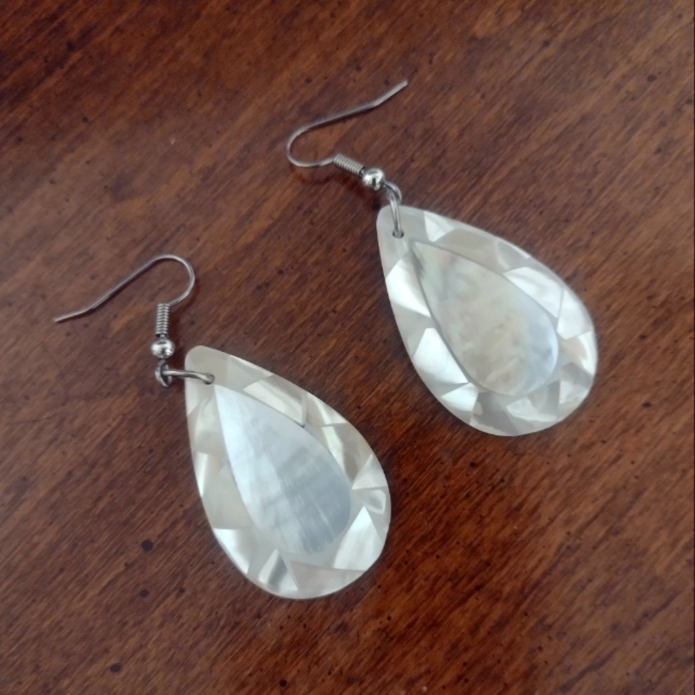 Elegant Pearlescent Teardrop Earrings